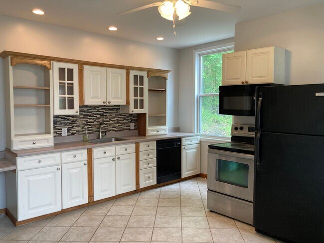 Foto del edificio - Spacious 3BR Mt. Washington Home - Garage, Deck, 3,000+ Sq Ft