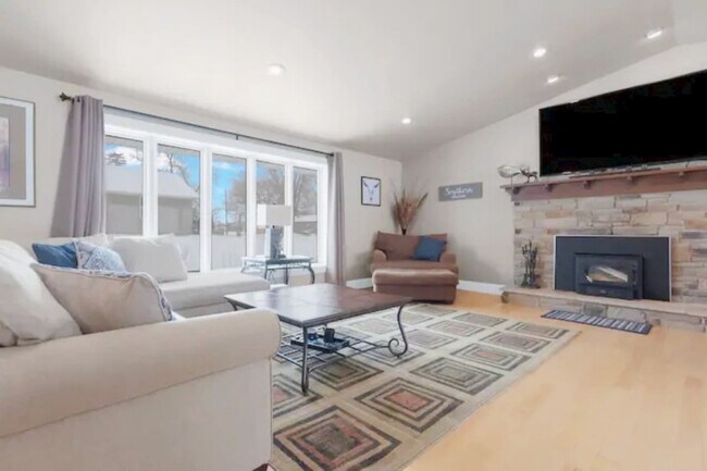 Building Photo - 647 Foxview St