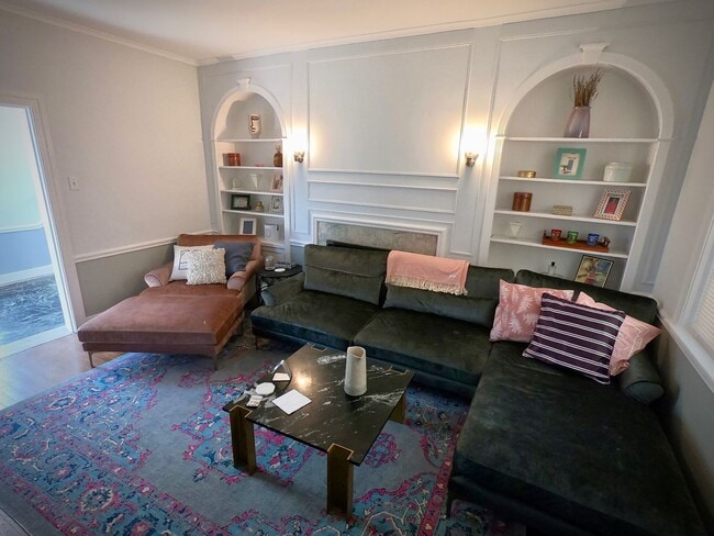 Building Photo - 9/1 Beautiful Hidden GEM. 2 Blocks from Wa...