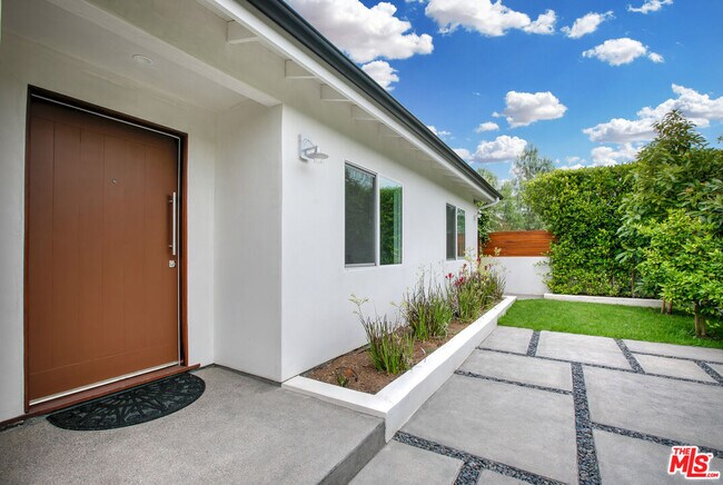 Building Photo - 2854 Overland Ave