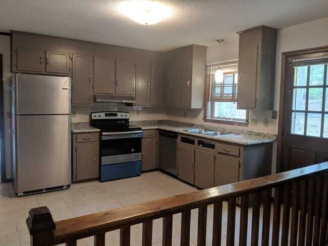 Foto del edificio - 144 Fern Forest Dr