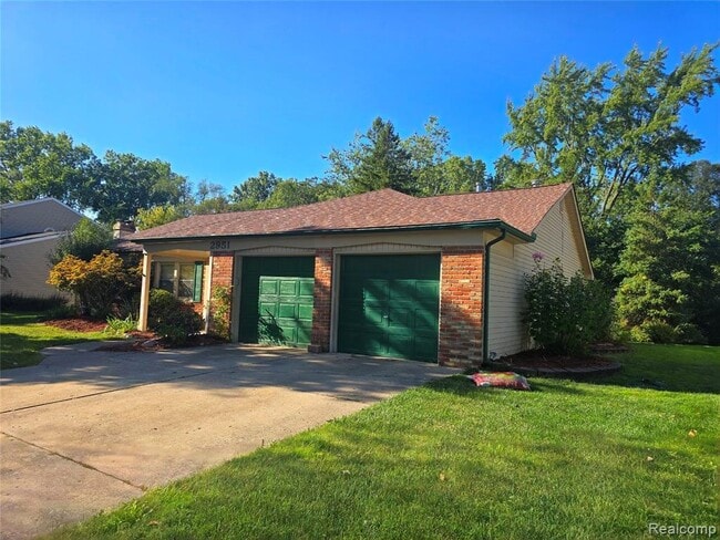 Building Photo - 2951 Hill Dr