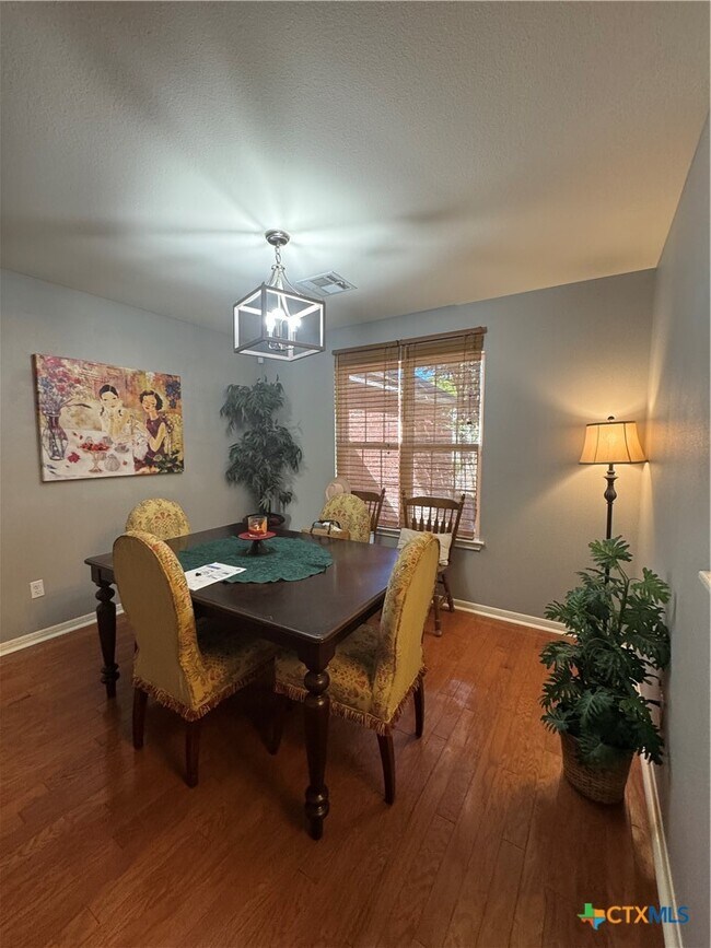 Foto del edificio - 5704 Meadow Wood Dr