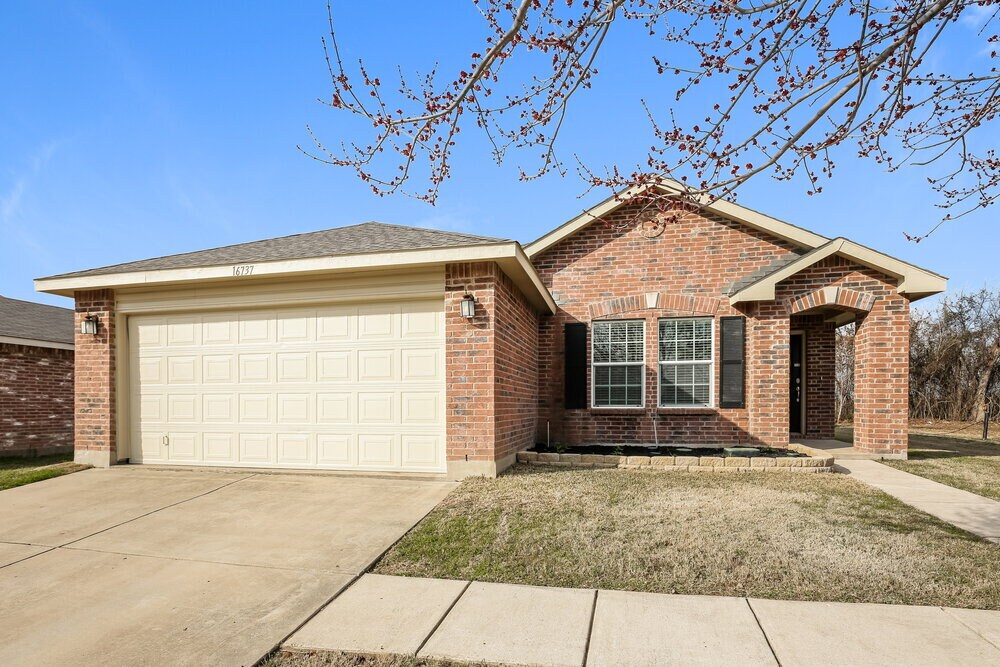 Foto principal - 16737 Woodside Dr