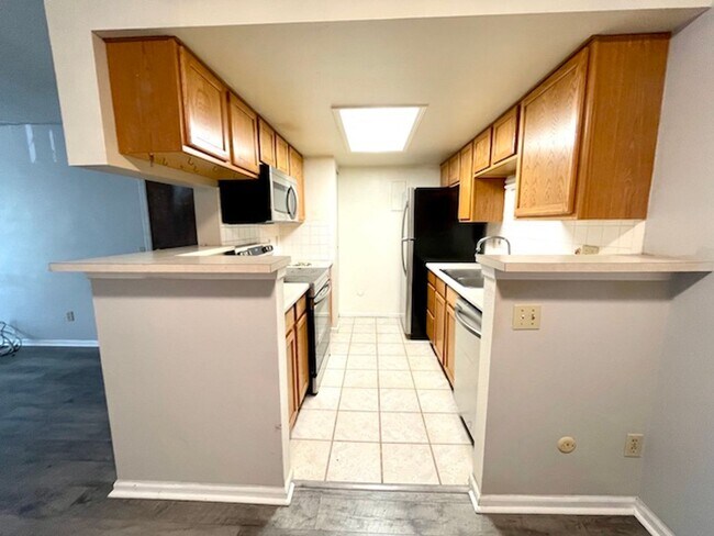 Foto del edificio - 2-Bedroom in Woodside Condos