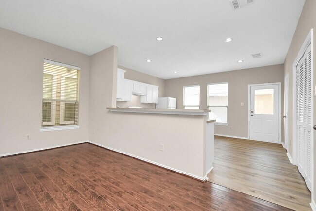 Foto del edificio - 8045 Ellinger Ln