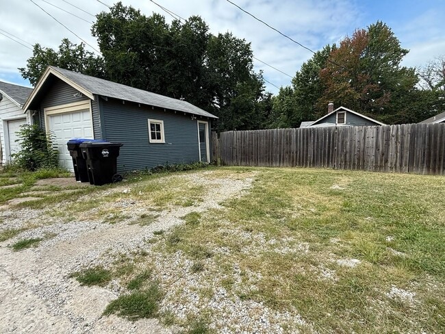 Building Photo - 3 bedroom 1 bath near downtown