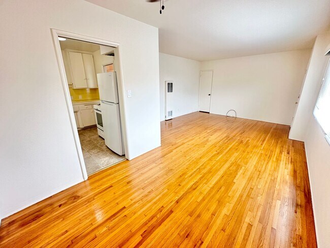 Foto del edificio - Sun-Filled Belmont Shore Apartment