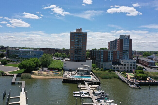 Foto del edificio - 28 Riverside Ave