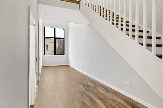 Building Photo - 1900 W Lawrence Ave