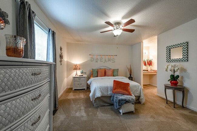 Building Photo - Bridge Pointe Apartments and Townhomes
