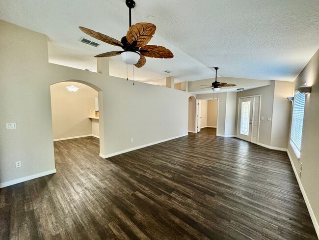 Building Photo - IMMACULATE 2/2 with FLEX ROOM in Country C...