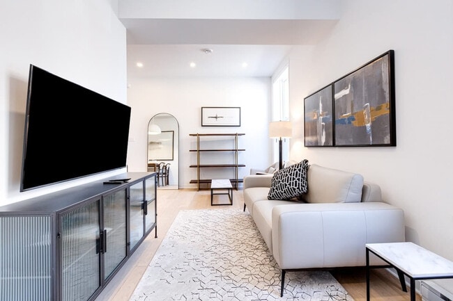 Building Photo - 4500 Rue Hutchison