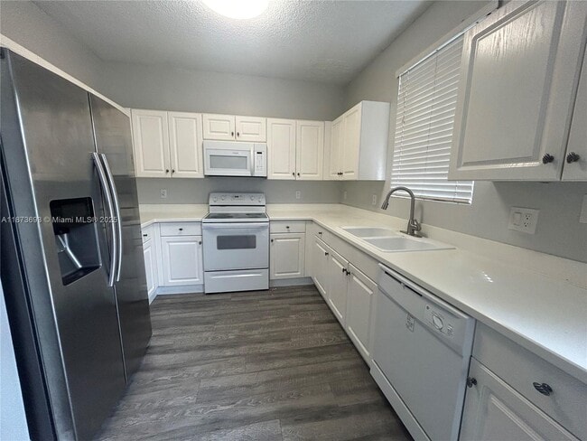Building Photo - 4752 NW 59th Manor