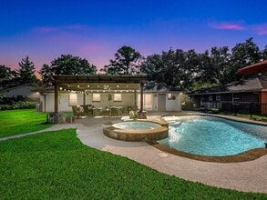 Building Photo - 712 Barbara St