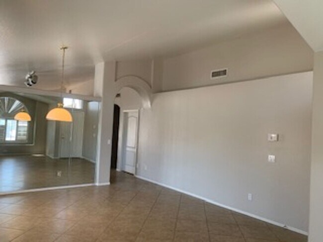 Building Photo - 4 Bedroom with Pool