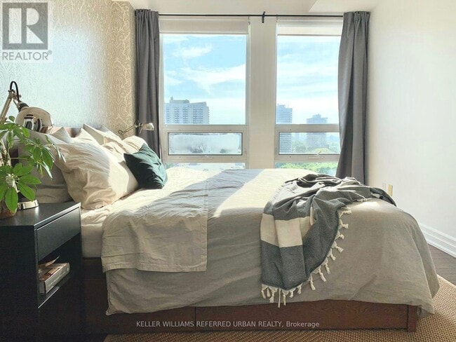 Photo du bâtiment - 500-1500 St Clair Ave W