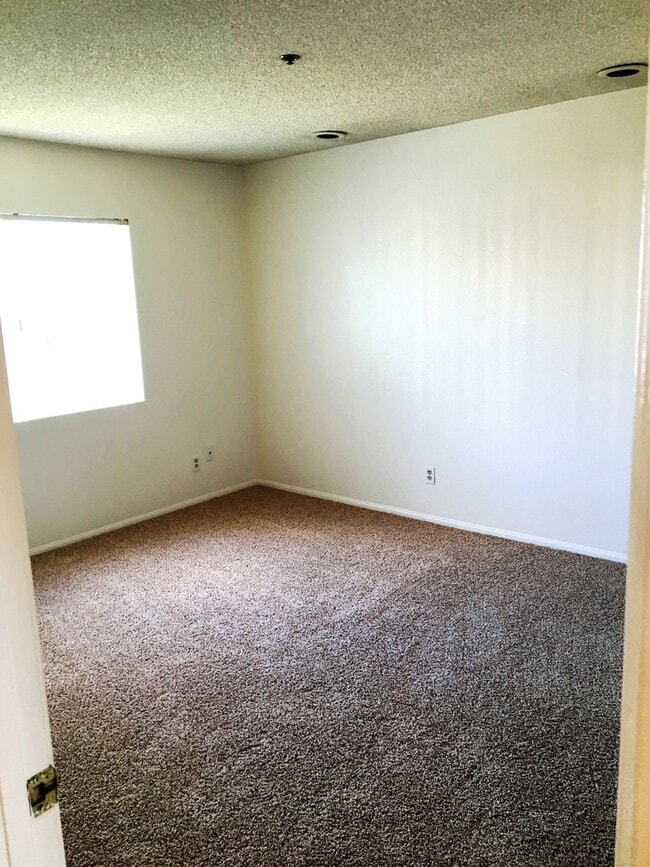 Building Photo - r287