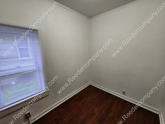 Building Photo - Spacious 3 bedroom house
