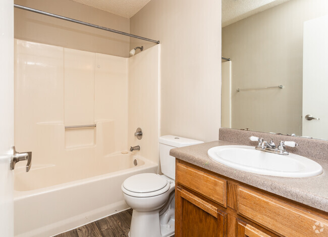 1BR, 1BA - 669SF Bathroom - Country Villa