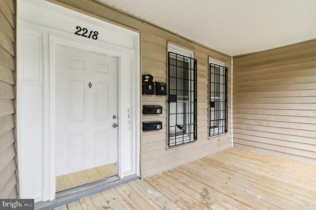 Primary Photo - 2218 Roslyn Ave