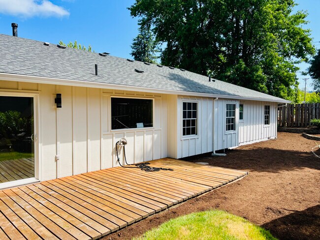 Back yard - mulch has been refreshed - 11930 NW McDaniel Rd