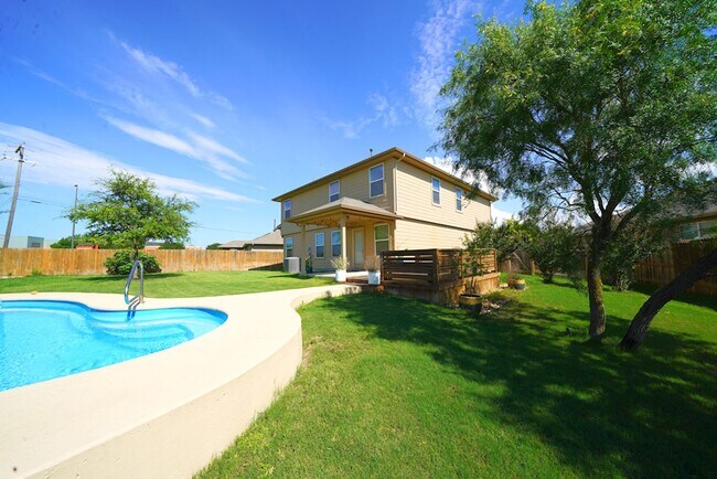 Foto del edificio - Gorgeous Selma Living with a Inground Pool! Realtor Commission: $625