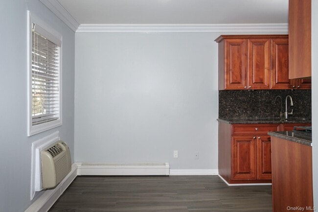 Building Photo - 1750 W Main St