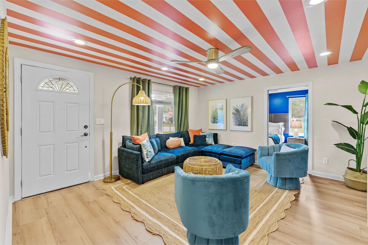 Foto principal - 210 42nd St W