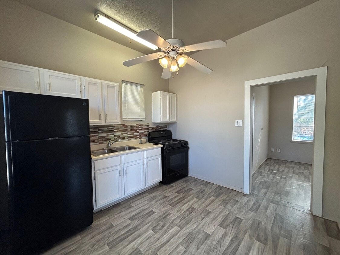 Foto principal - $300 OFF 1ST MONTH RENT IF YOU MOVE IN WIT...