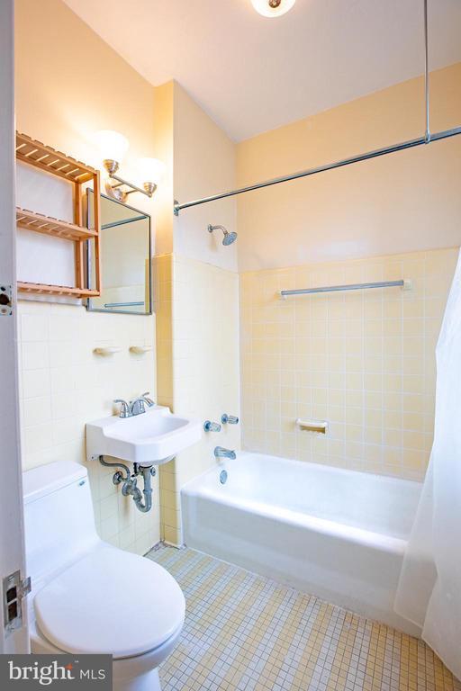 Building Photo - 1400 Delaware Ave