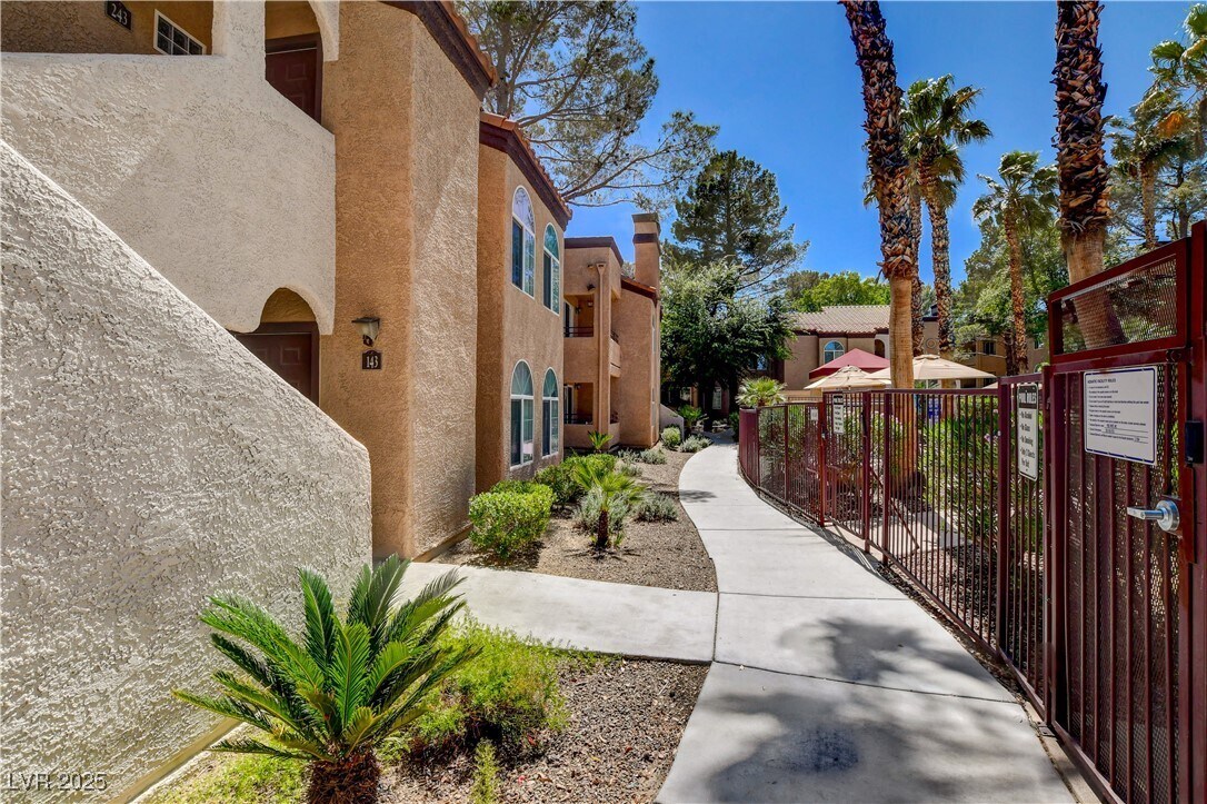 Foto principal - 9325 W Desert Inn Rd