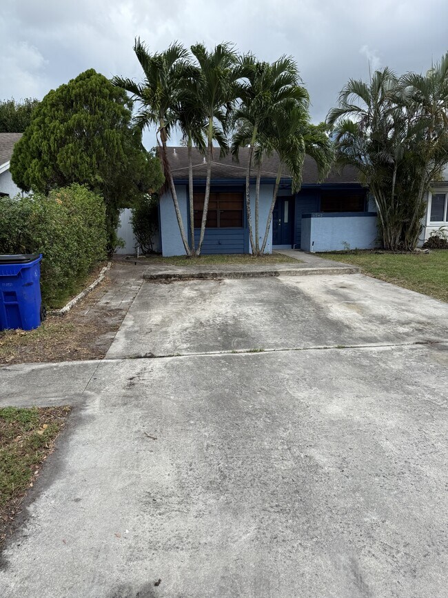 Foto del edificio - 6242 NW 1st St