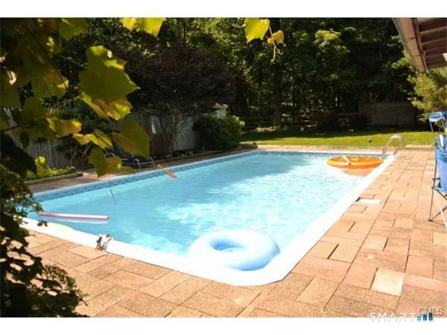 Foto del edificio - 38 Strawberry Ridge Rd