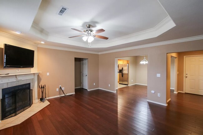 Building Photo - Chic 3-Bedroom Gem with Modern Kitchen & S...