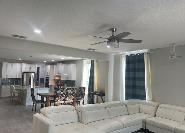 Building Photo - Beautiful 4 Bedroom, 2.5 Bath Home with La...