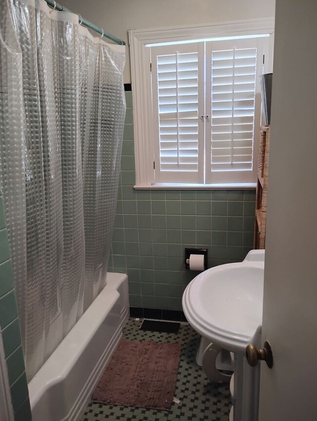 Building Photo - 8 Brookhaven Dr