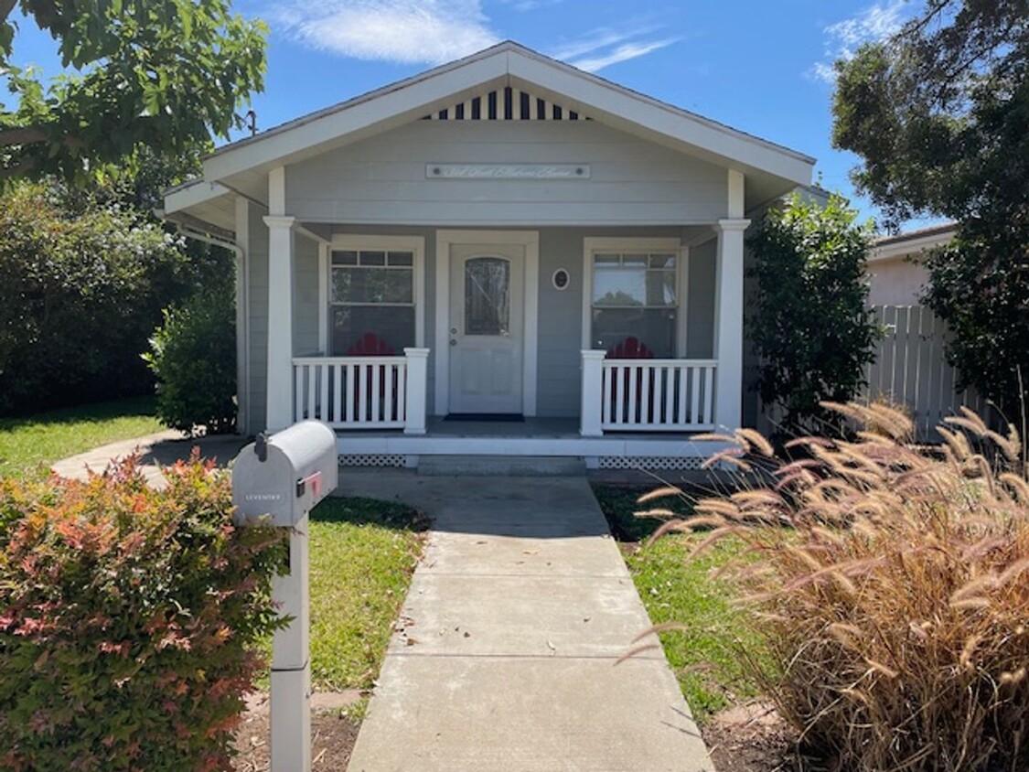 Primary Photo - 2 bedroom 1 bath Brea $3100
