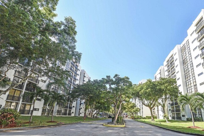 Foto del edificio - 17021 N Bay Rd