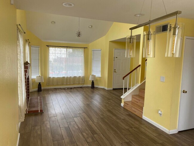 Building Photo - Beautiful Ardenwood home.