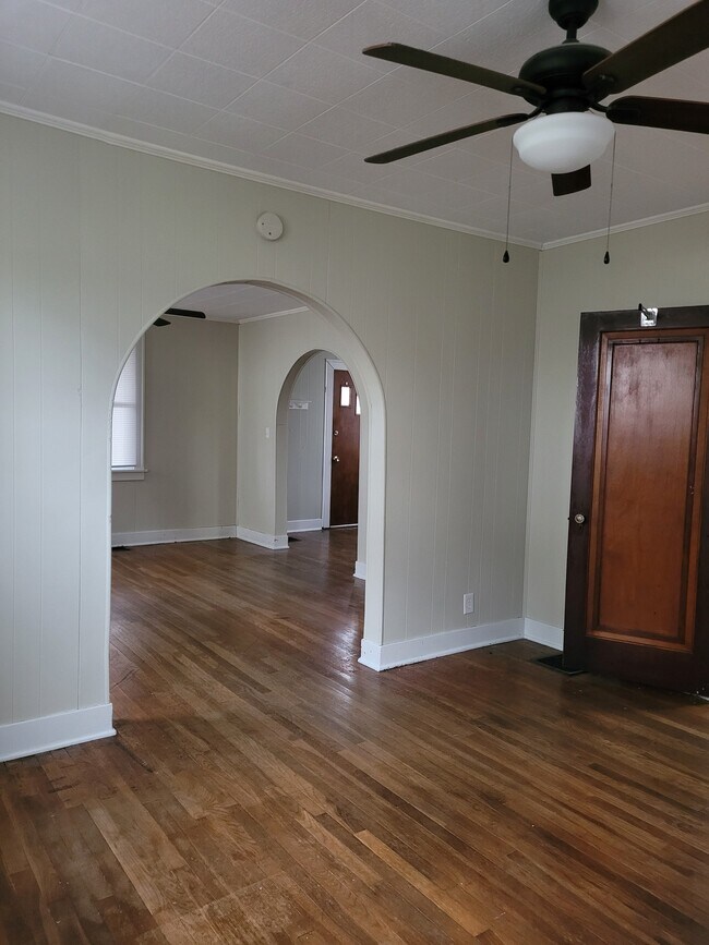 Building Photo - 814 Collier Ave