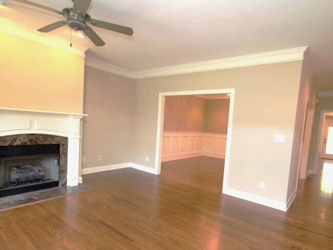 Foto del edificio - Coming Soon! Location! Location! Beautiful townhouse in a quiet neighborhood in West Cary off of ...