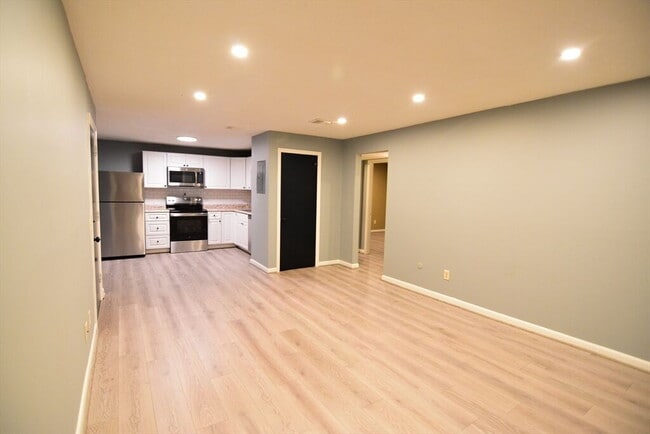Building Photo - Great, updated condo with ton's of amenities!