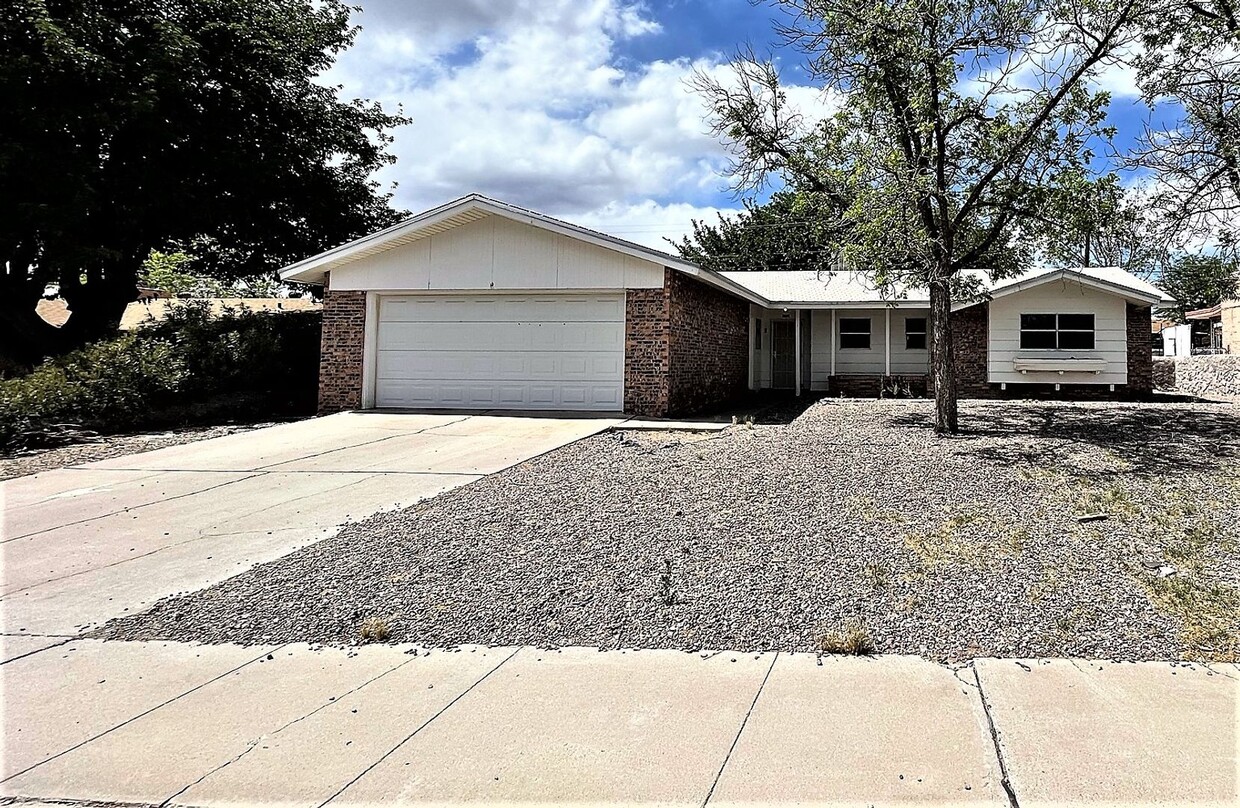 Foto principal - Nice 3 Bedroom 2 bath home with large yard...