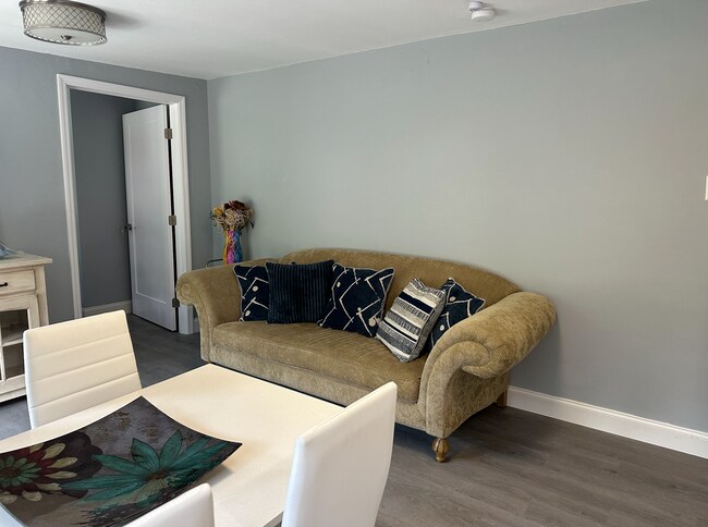 Foto del edificio - 493 Castle Dr