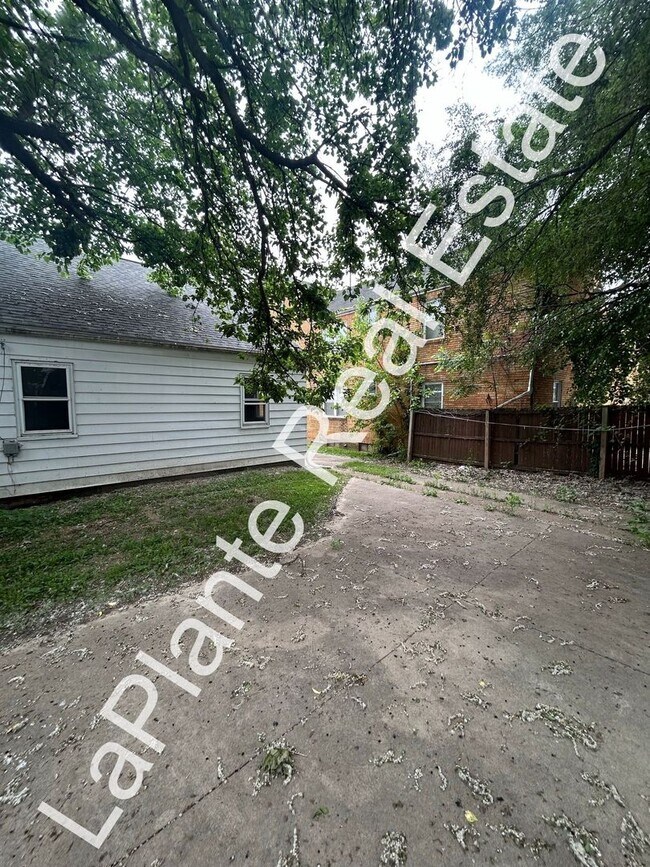 Building Photo - 3341 Douglas Rd