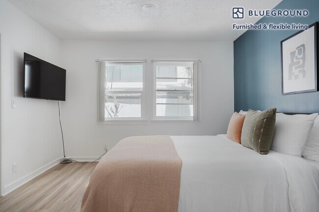 Foto del edificio - 944 Tiverton Ave