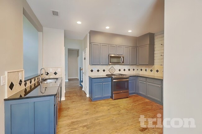 Building Photo - 323 Ivy Manor Dr NW