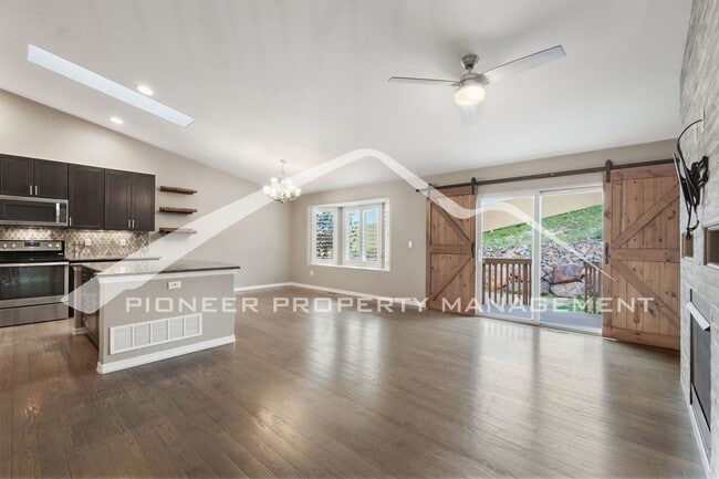 Photo - Stylish Townhouse 2bed / 2bath, 2 car garage and AC in Gated Community Near Powers Corridor