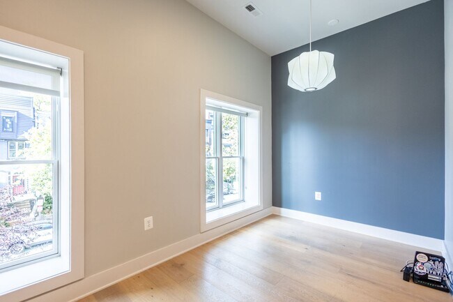 Building Photo - Stunning 2 BR/2 BA Condo in Columbia Heights!